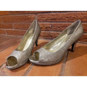 Bandolino Bomylah sparkle studded peek-a-boo heel. Size 7.